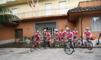 Alcuni ciclisti in partenza dall'ostello